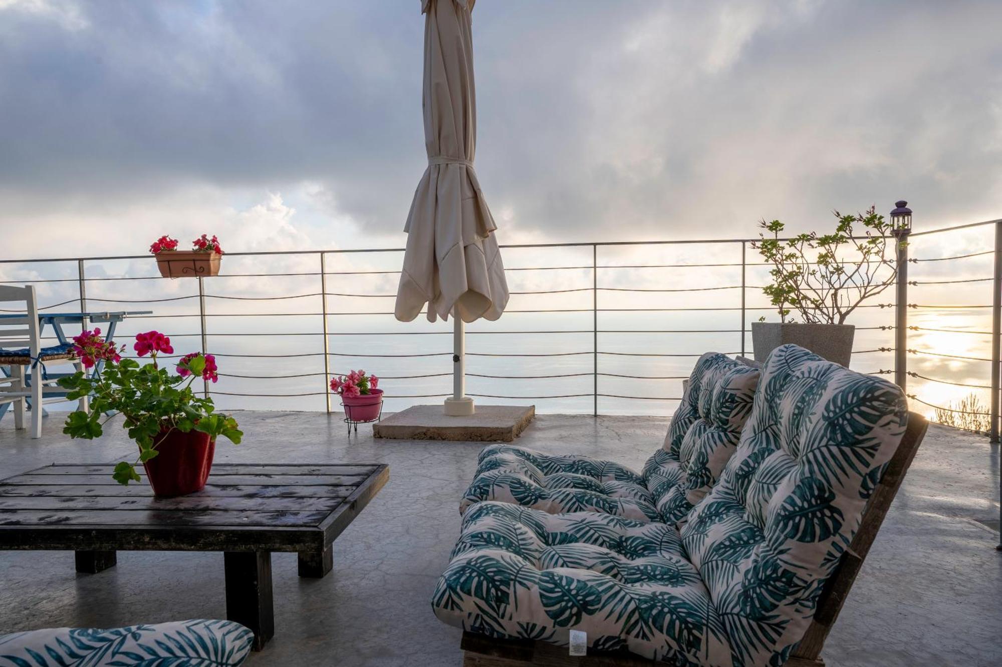 Serenity Boutique Suites Athánion Esterno foto