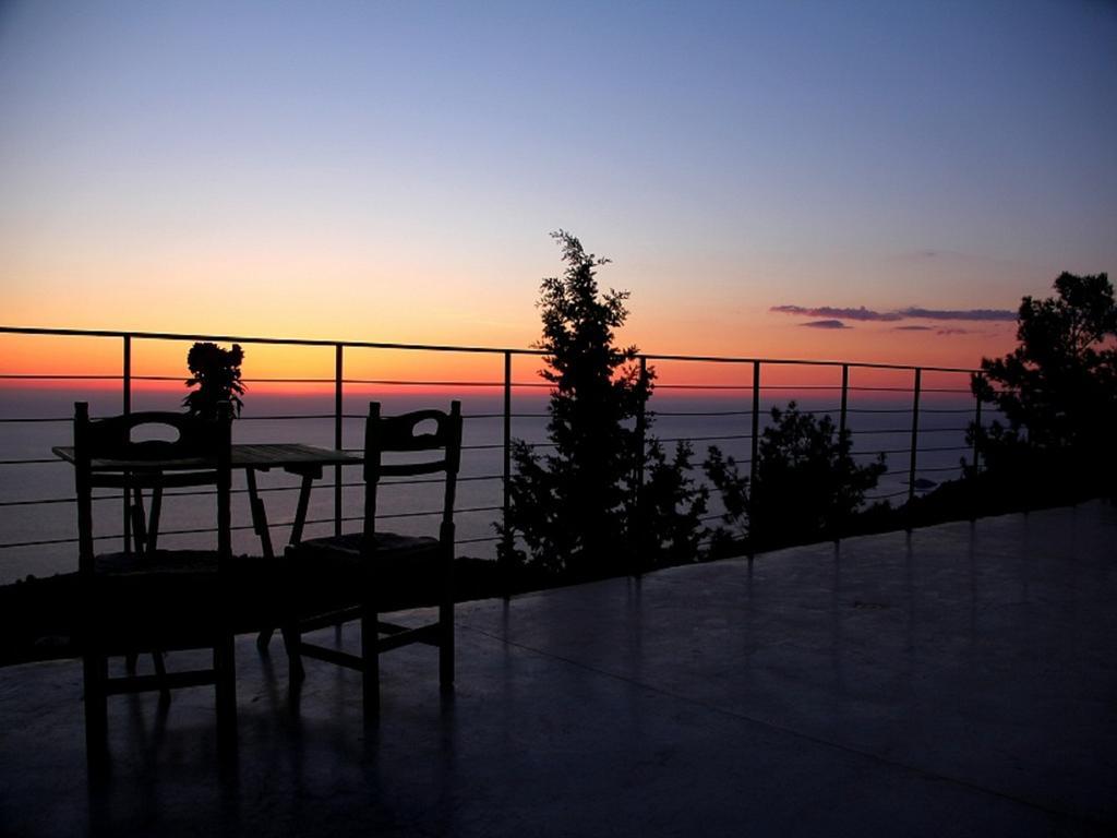 Serenity Boutique Suites Athánion Esterno foto